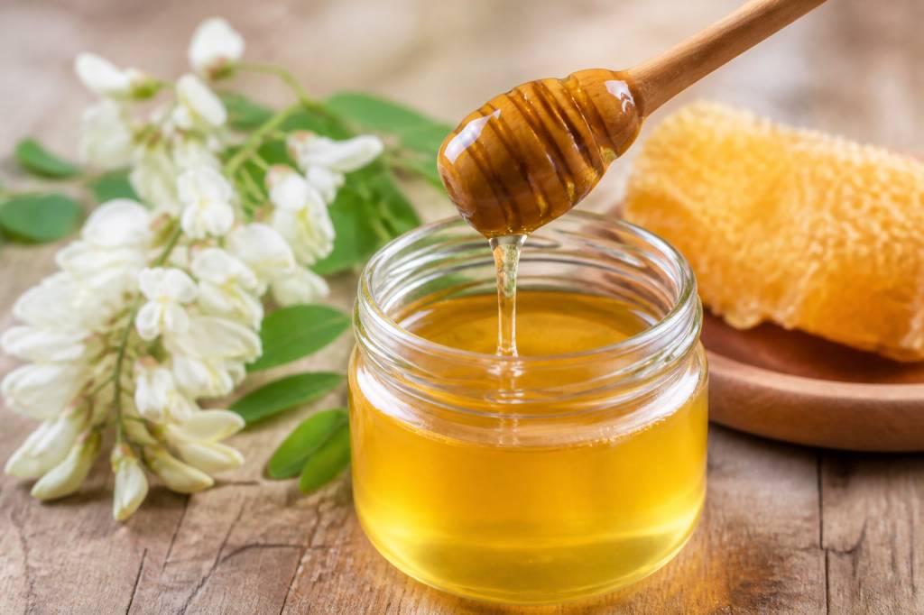 Les bienfaits du miel d&rsquo;acacia : propriétés, usages et conseils